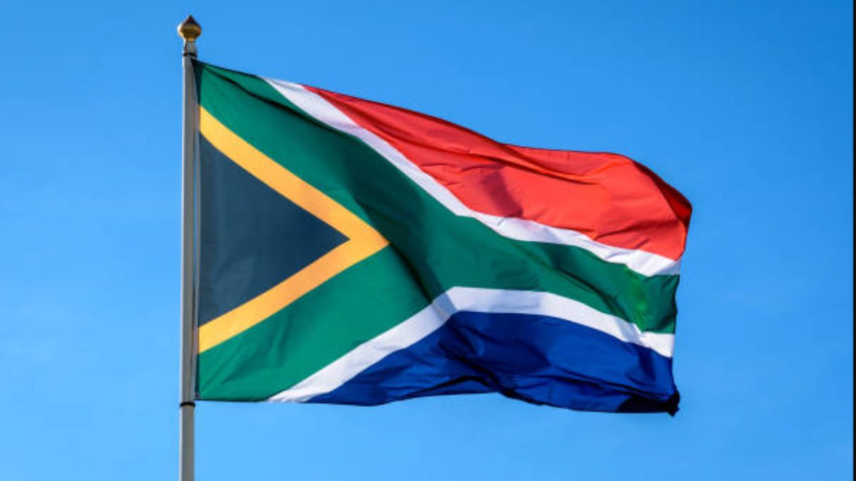 Güney Afrika Anayasa Mahkemesi, evlenen erkeklerin eşlerinin soyadını doğrudan alabilmesinin