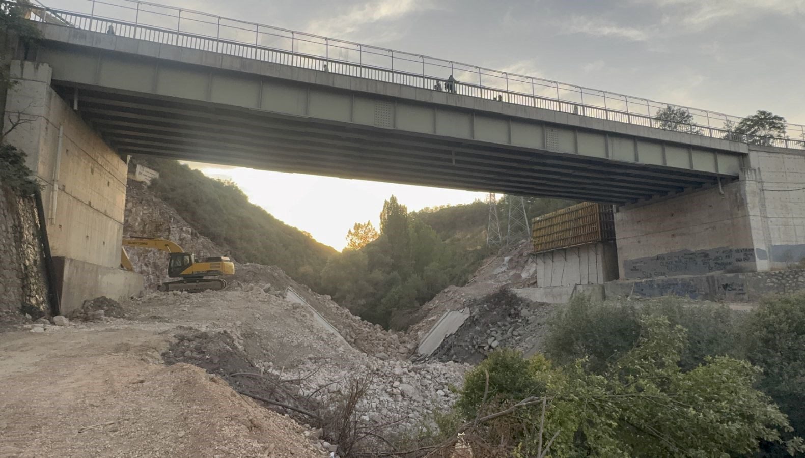Bilecik'te bir süredir tadilatta olan Hamsu Köprüsü, güvenlik riski nedneiyle trafiğe