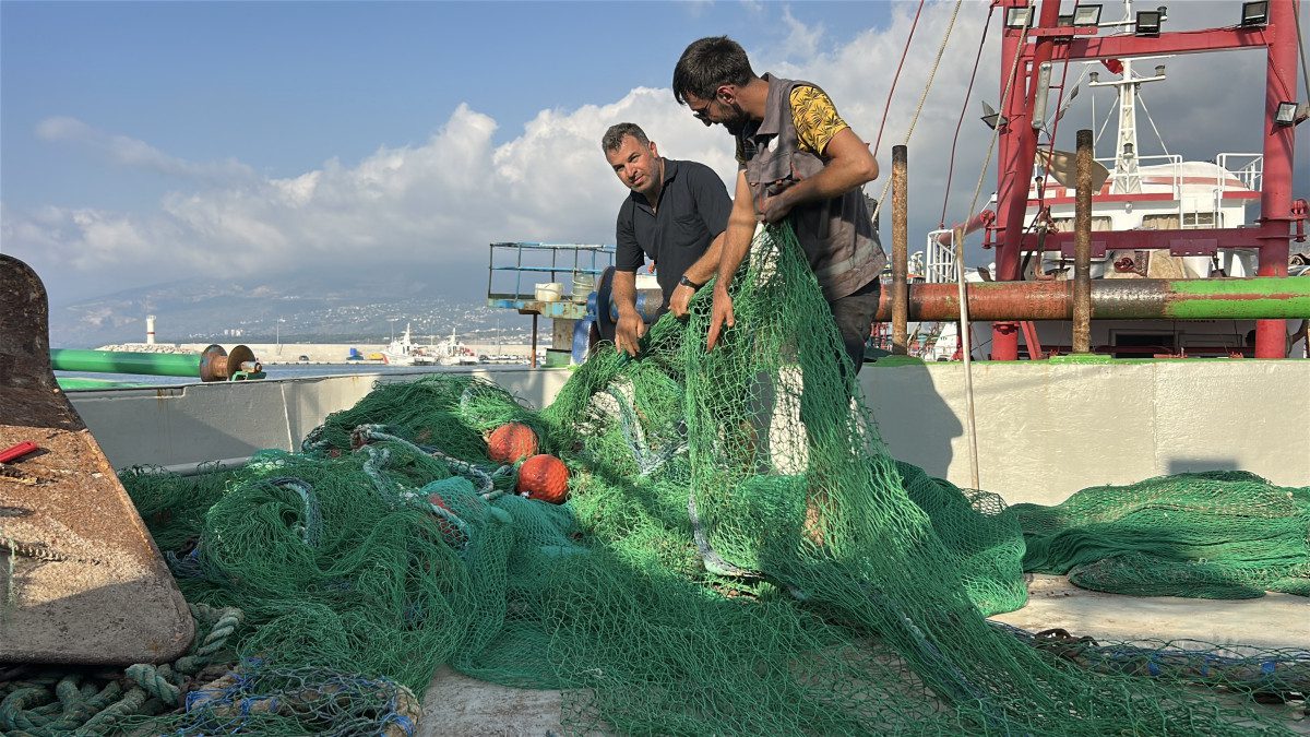 Balıkçılar İskenderun Balıkçı Barınağı'nda düzenlenen programın ardından "vira bismillah" diyerek