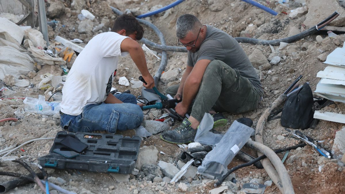 Hatay'da şantiye alanında iş makinesinin teması sonrası toprağa gömülü kablolarda