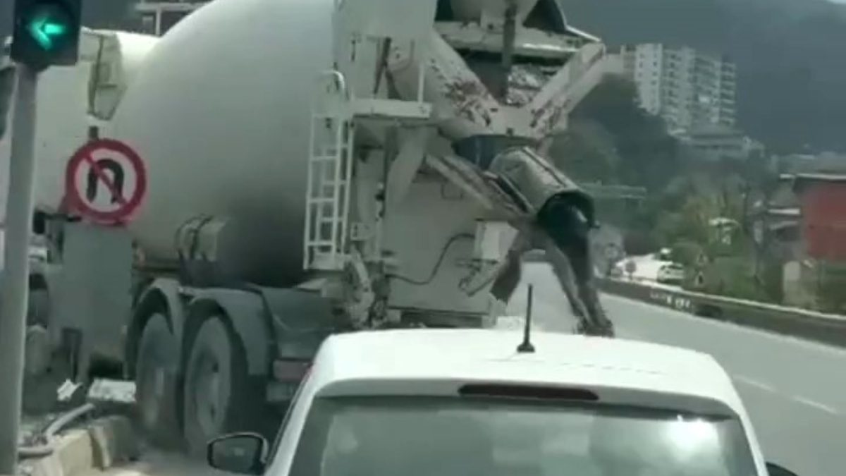 Belen ilçesinde seyir halinde olan beton mikseri dönüş esnasında yola