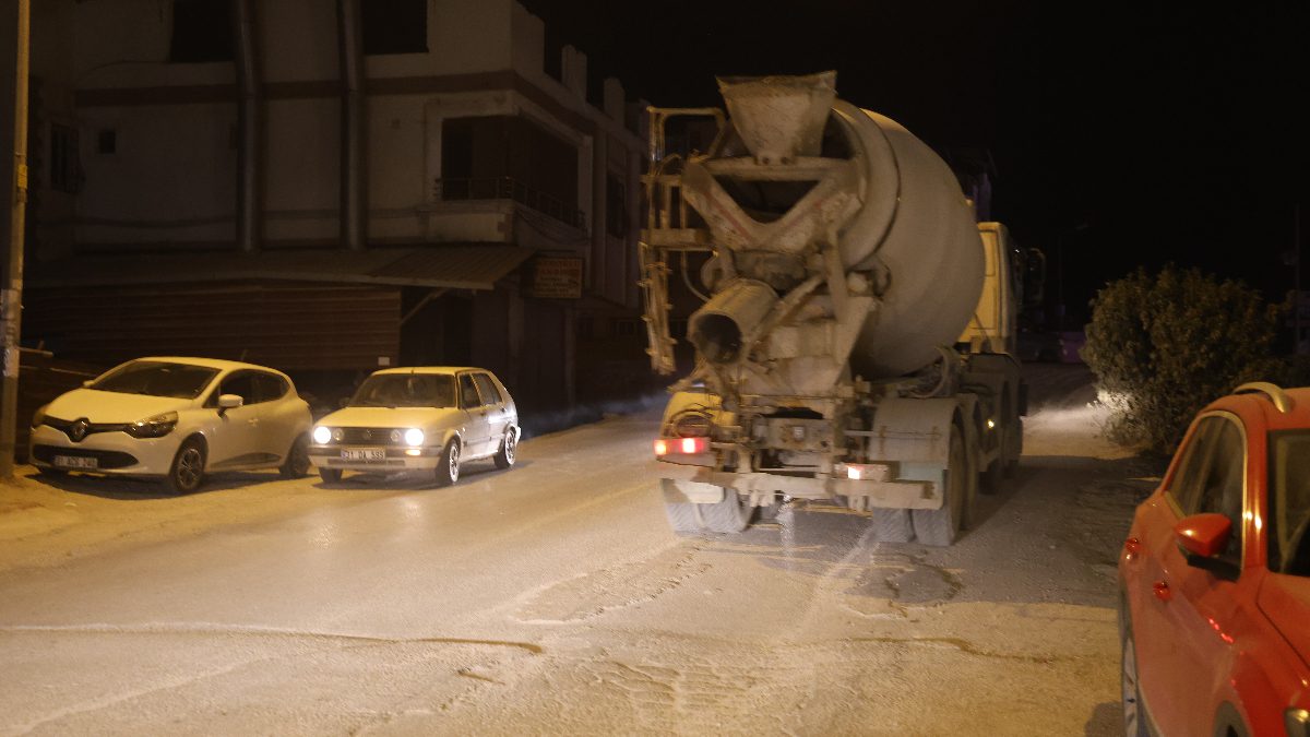 Defne ilçesinde seyir halindeyken yola beton döken mikser sürücüsüne diğer