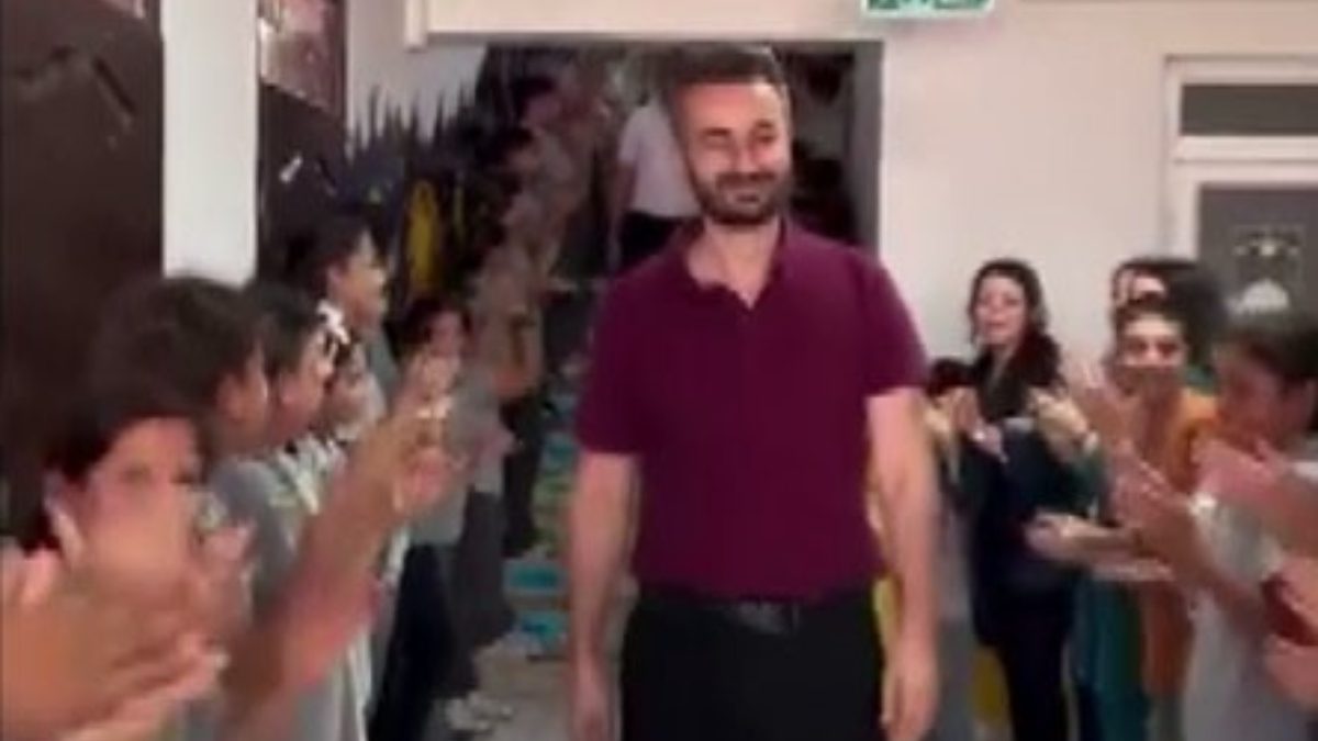 Kumlu ilçesinde 10 yıldır görev yaptığı okuldan tayini çıkan öğretmen