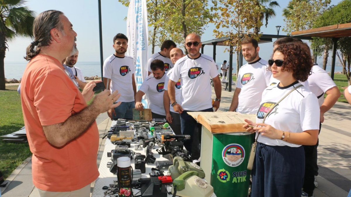 Kocaeli’nin Hereke ilçesi sahilinde, denizlerdeki kirliliğe dikkat çekmek ve kıyıları