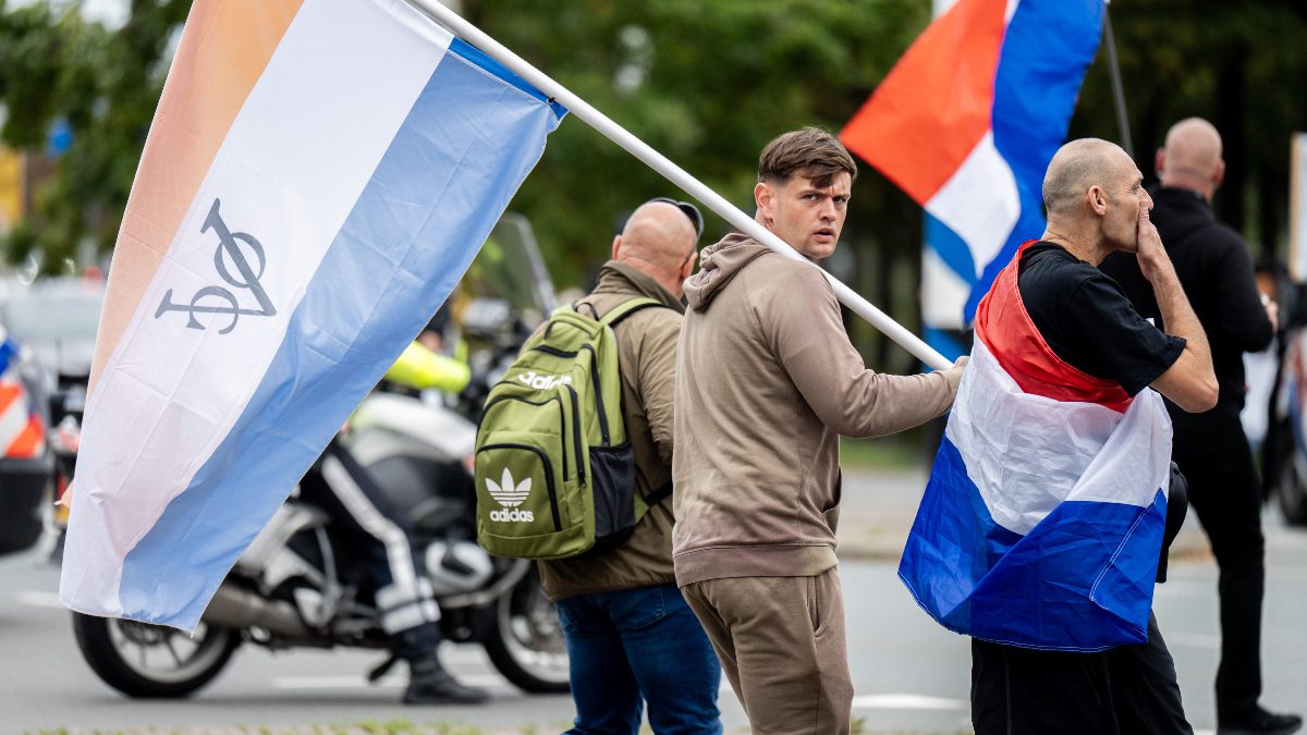 Hollanda’nın Lahey kentinde göçmenlik karşıtı gösteri yapan protestocular ile polis