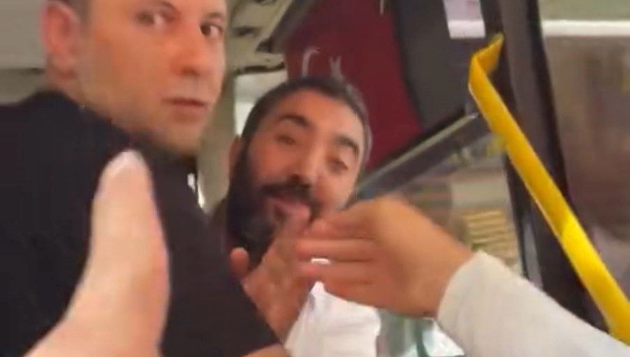 İstanbul'da eşi ve kızıyla otobüse binen adam, ücreti karekodla ödemek