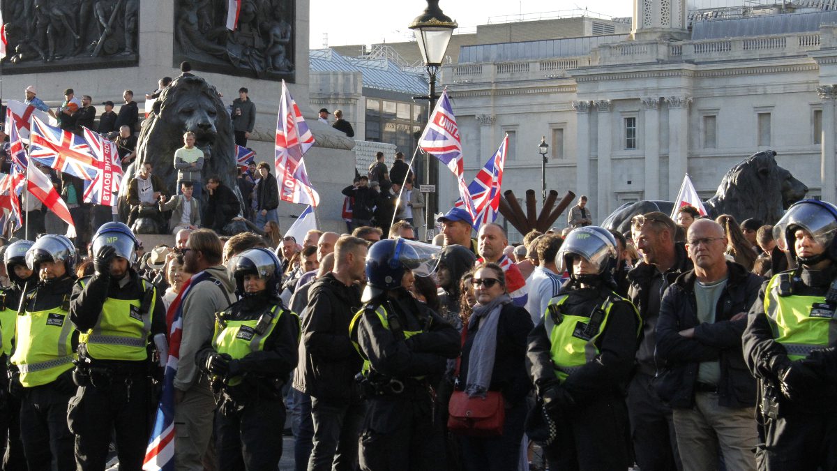 Londra'da, 100 binden fazla protestocunun katıldığı göçmen karşıtı eylemde çıkan