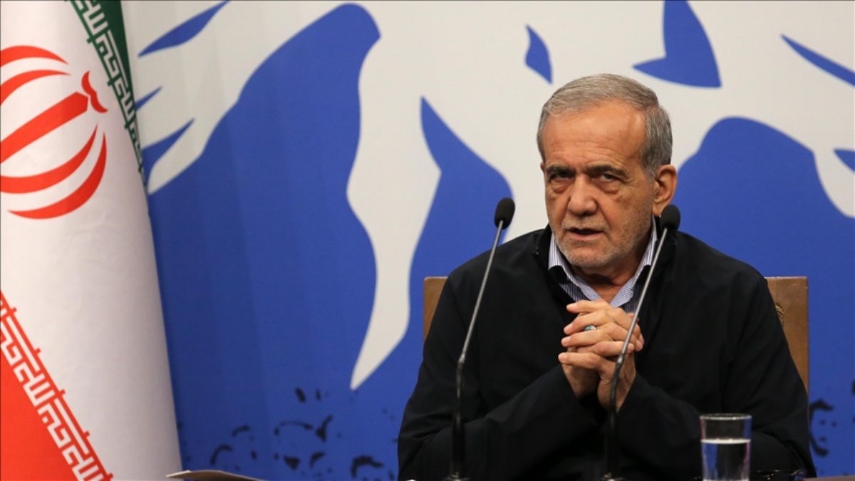 İran Cumhurbaşkanı Mesud Pezeşkiyan, bir üniversitede Türkçe konuşunca mollalar tepki