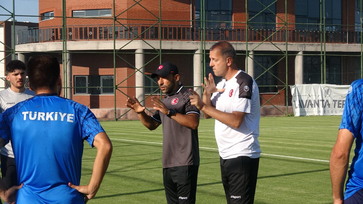 Okan Kurt, işitme engelli anne ve babasına yardımcı olmak için