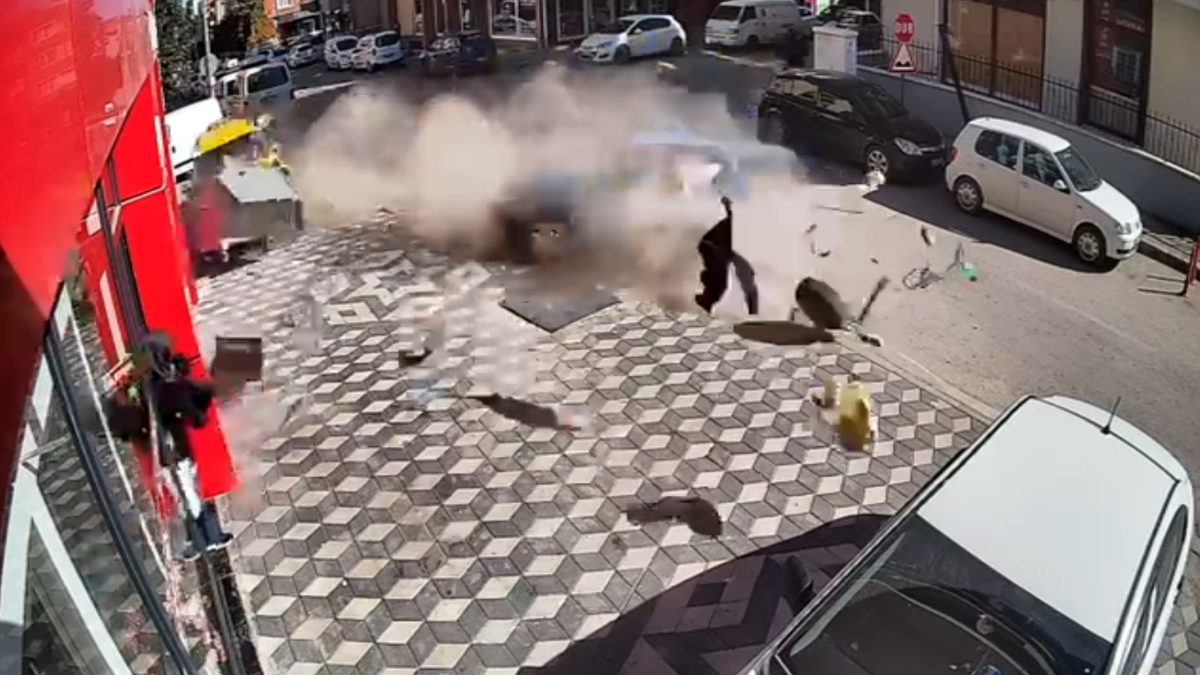 Kentte, aynı kavşakta sürekli meydana gelen kazalar, yakında iş yeri