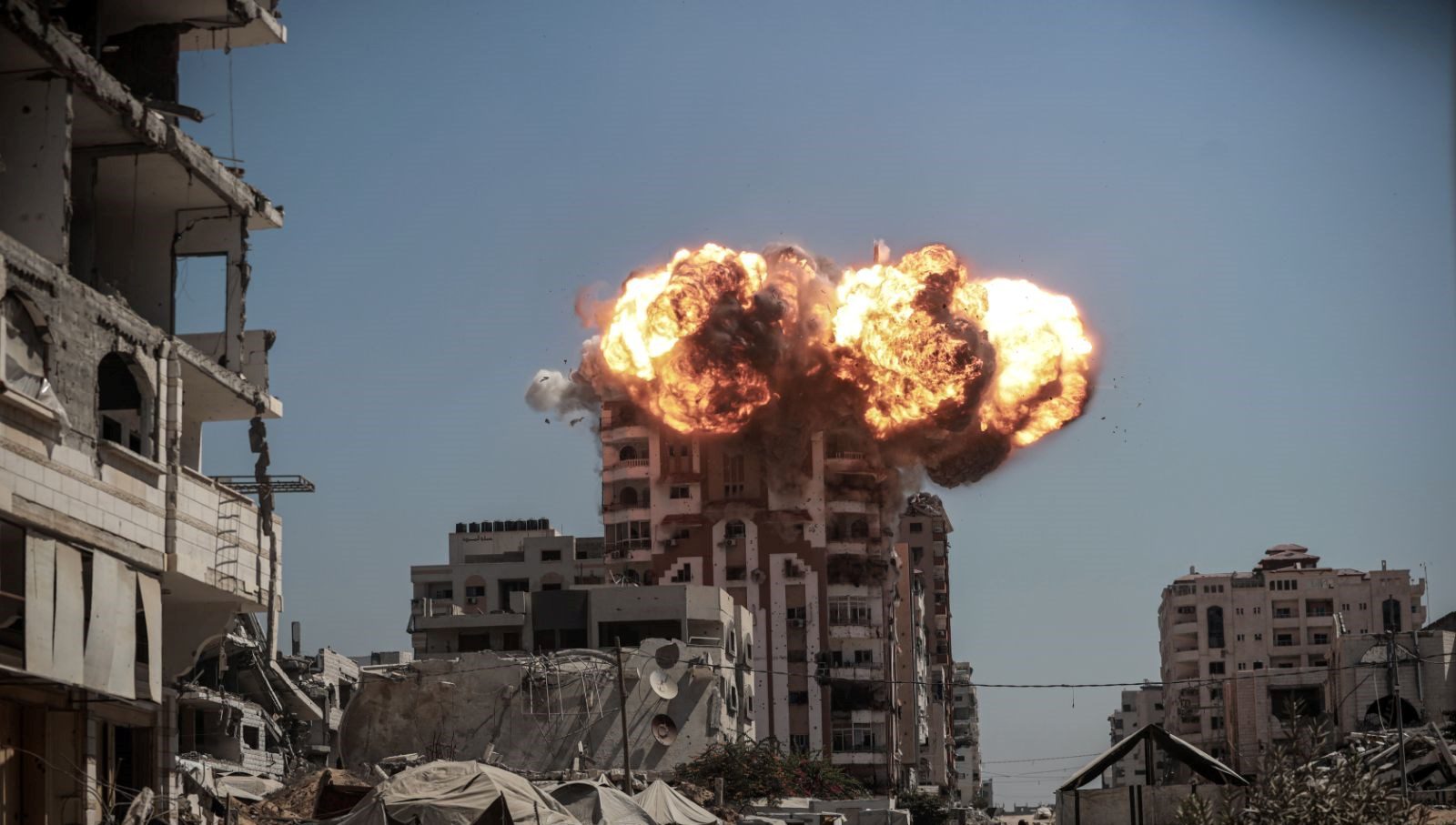 İsrail ordusu, Gazze kentindeki Filistinlileri göçe zorlamak amacıyla yüksek katlı binaları