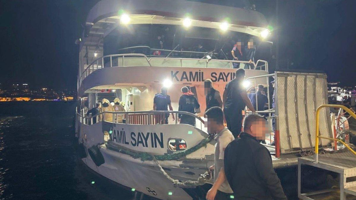Üsküdar açıklarında akşam saatlerinde kıyıya yanaşmakta olan yolcu vapuru ile