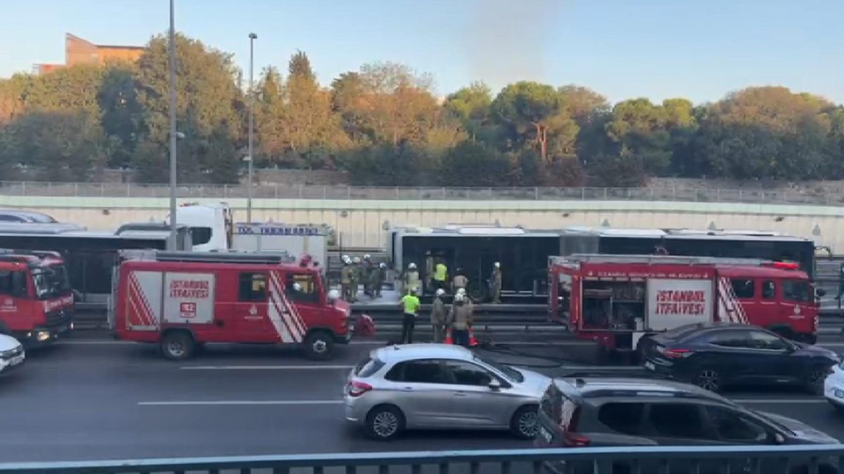 Bayrampaşa-Maltepe Metrobüs durağında yanan metrobüs, itfaiye ekipleri tarafından söndürüldü. Trafiğin