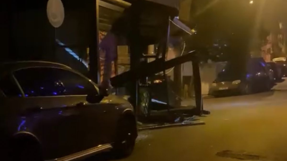 Beyoğlu'nda alkollü olduğu iddia edilen sürücü, aracıyla dükkana çarpıp kaçtı.