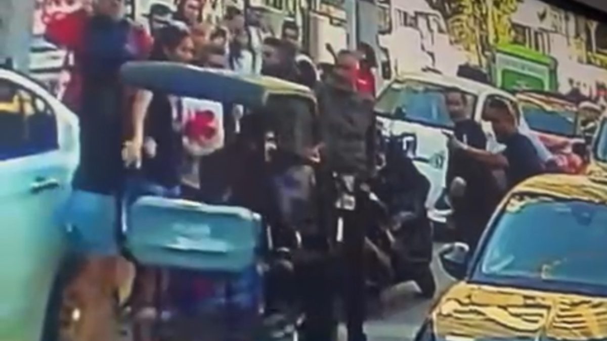 Kadıköy'deki bir ortaokulun önünde okul çıkışı motosikletle giden bir kadını,