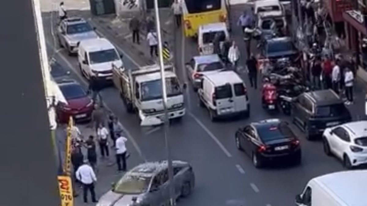 Kağıthane'de 34 yaşındaki avukat Murat K., restoranda oturduğu sırada motosikletli