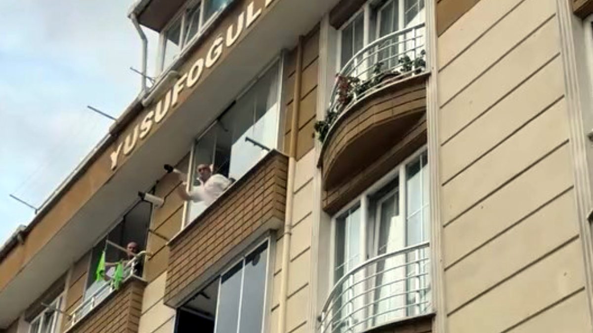 Esenyurt'ta sokakta oynarken gürültü çıkaran çocuklardan apartmanın 4'üncü katında oturan