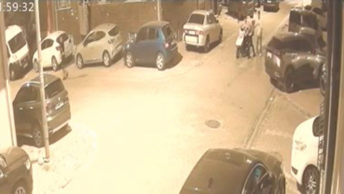 Esenyurt'ta park halindeki motosiklet 2 kişi tarafından sabah saatlerinde çalındı.