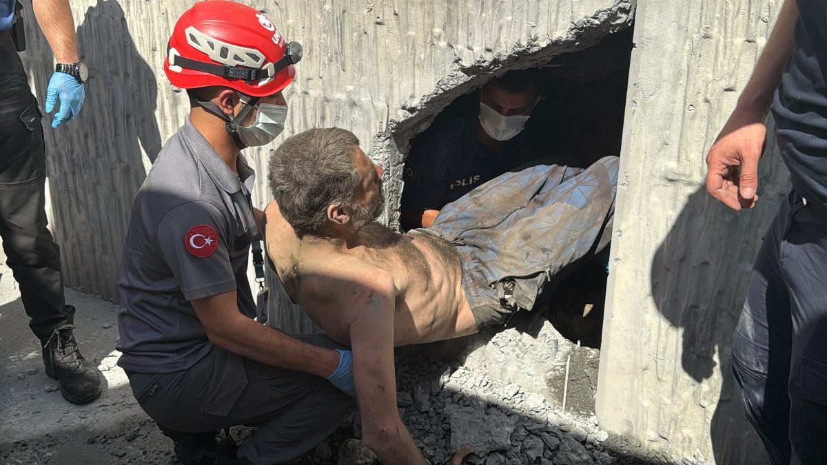 Beyoğlu'nda bir kişi, Kasımpaşa-Hasköy Tüneli girişinin yanındaki dar alana girerek