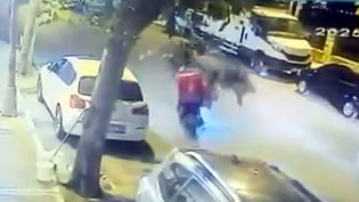 Avcılar'da iki motosikletli kafa kafaya çarpıştı. Sürücülerden birinin yaralanarak hastaneye