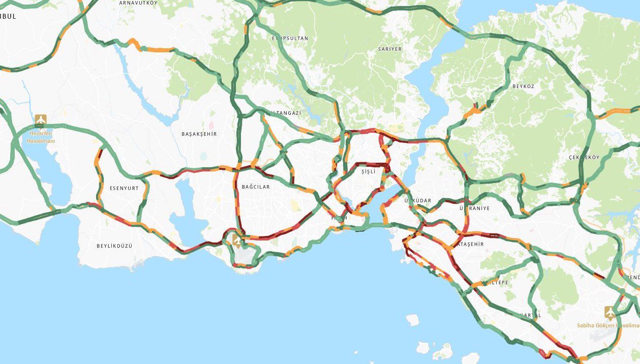 İstanbul'un bazı bölgelerinde sağanak geçişleri etkili oldu. Yağmur, cuma trafiği