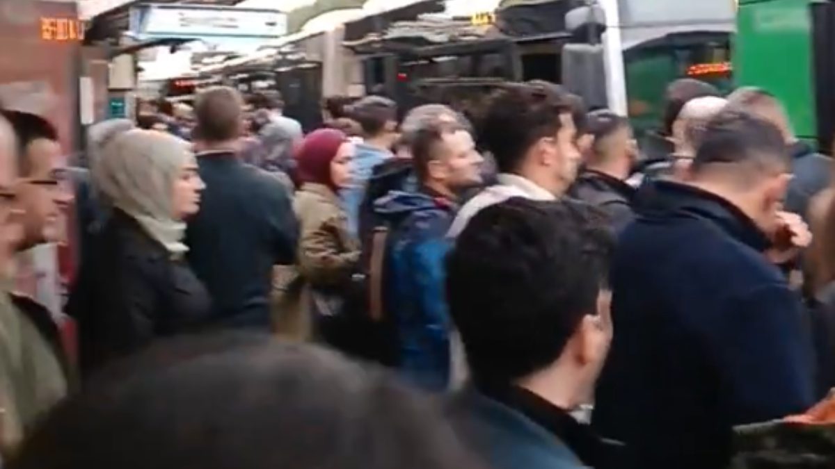 Edirnekapı'da metrobüste meydana gelen teknik arıza nedeniyle yolcular dakikalarca beklemek