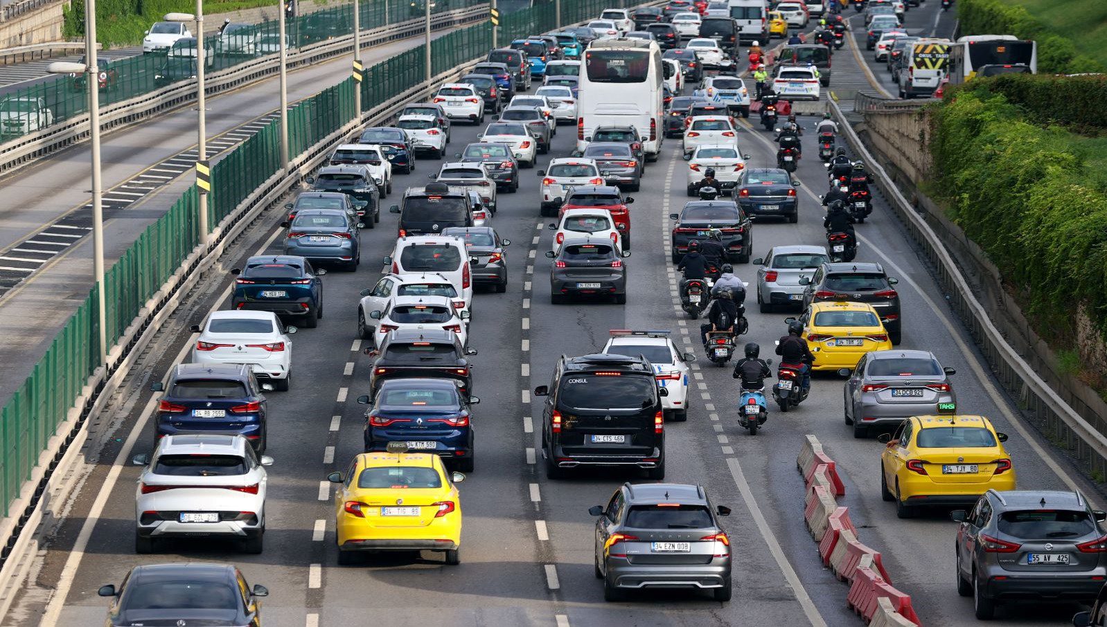 İstanbul'da yeni hafta trafikle başladı. Kentin bazı noktalarında trafik durma