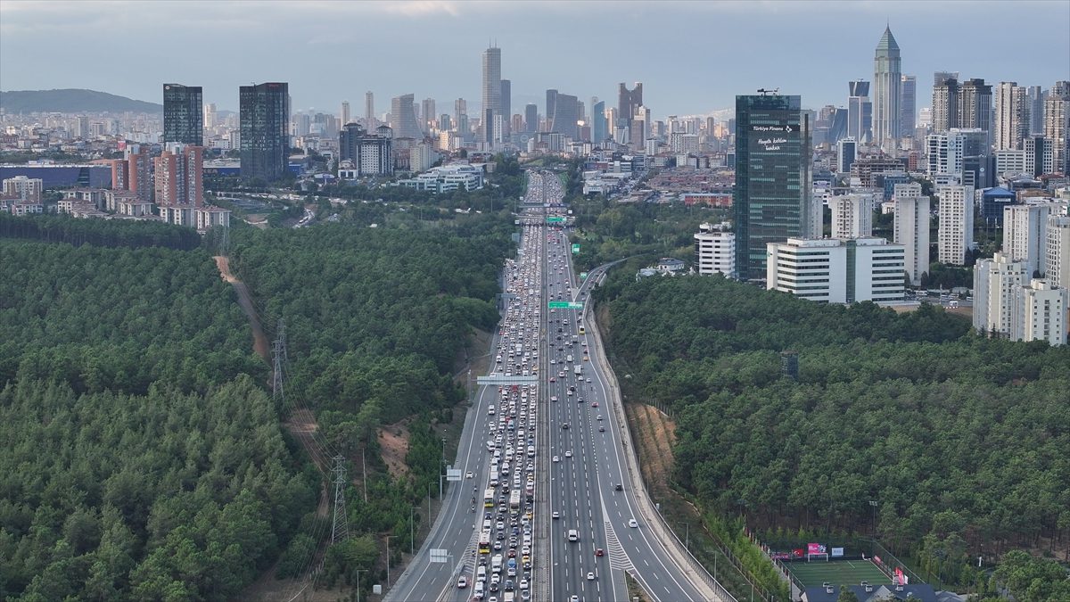 İstanbul'da haftanın ilk iş günü sabah saatlerinde kentin bazı bölgelerinde