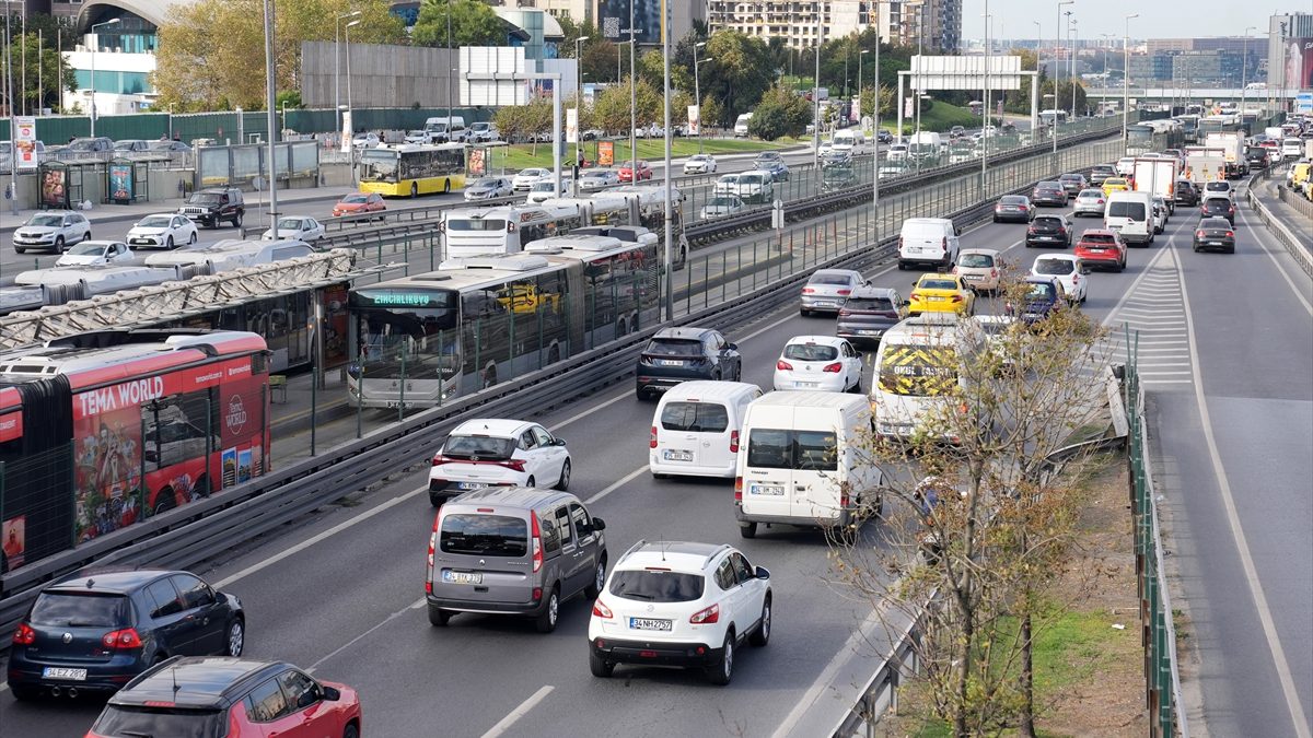 Sabah saatlerinde İstanbul'da trafik sıkışıklığı hala devam ediyor. Kentin her