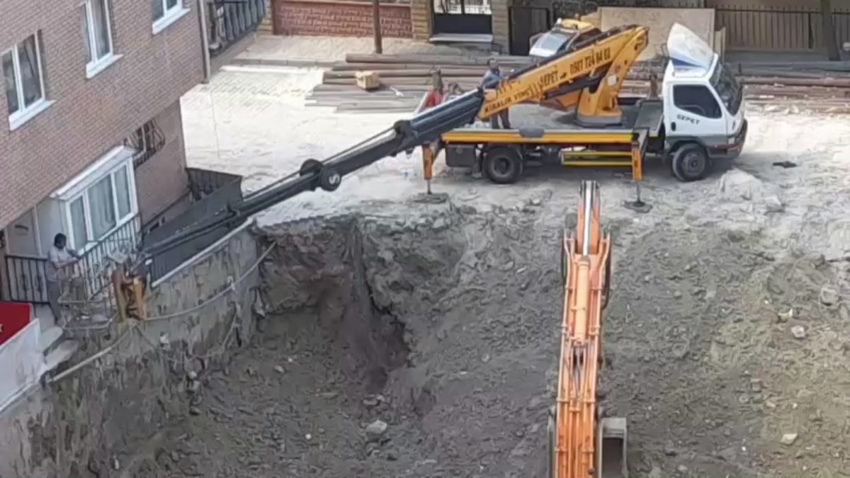 Bahçelievler'de bir inşaatın temel kazısı sırasında, yan tarafında bulunan 5