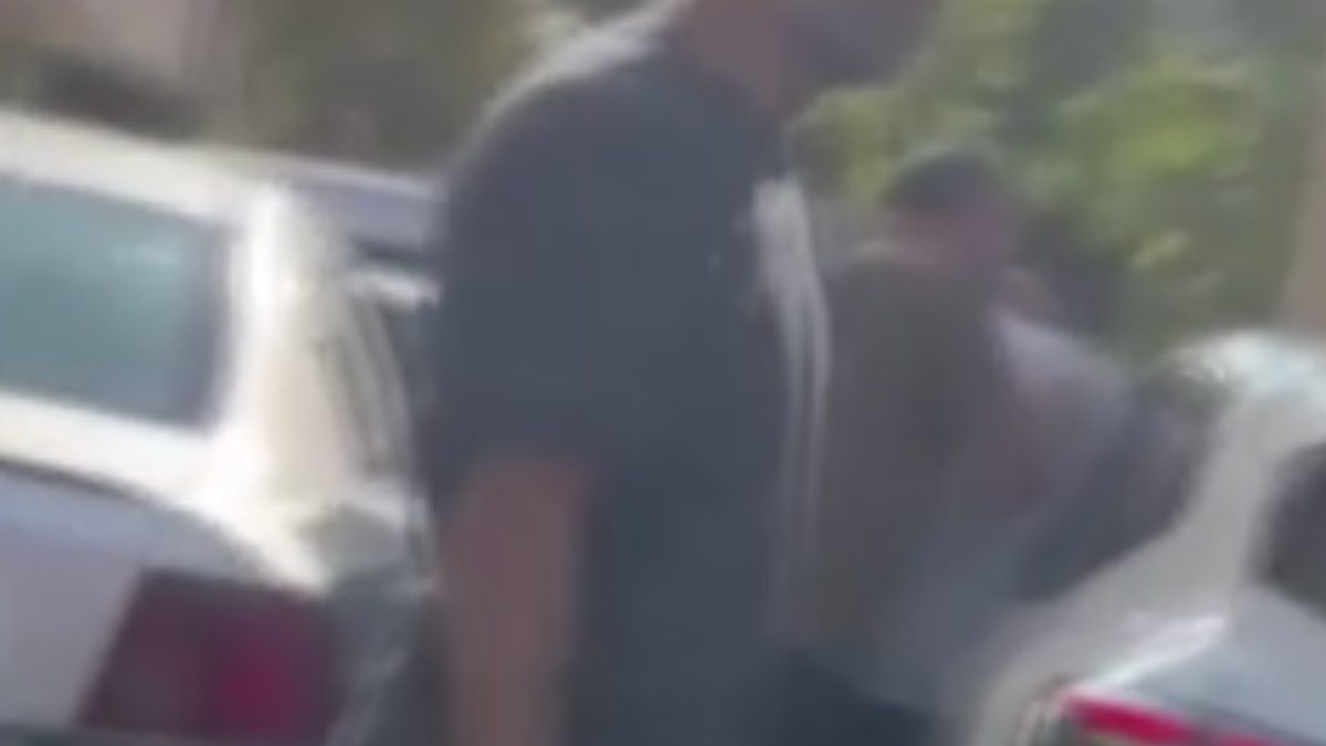 Bağcılar ilçesinde yaşanan yol verme tartışmasında kornaya basan sürücüye sinirlenen