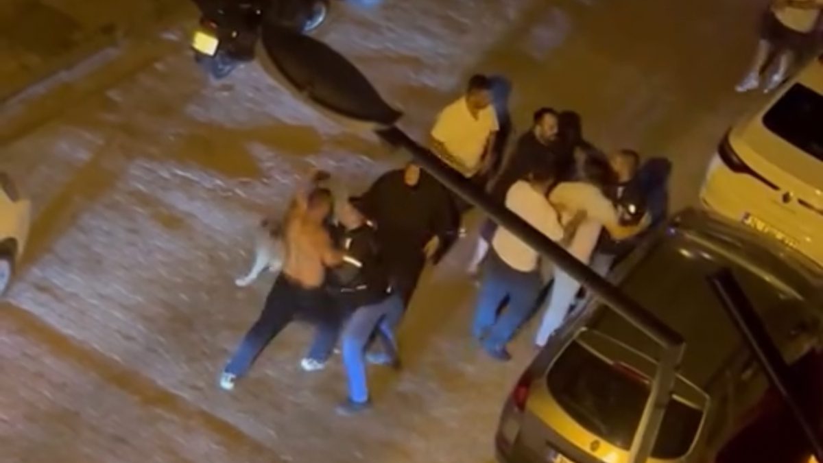 Kağıthane'de bir sokakta 2 kişi arasında önce sözlü tartışma ardından