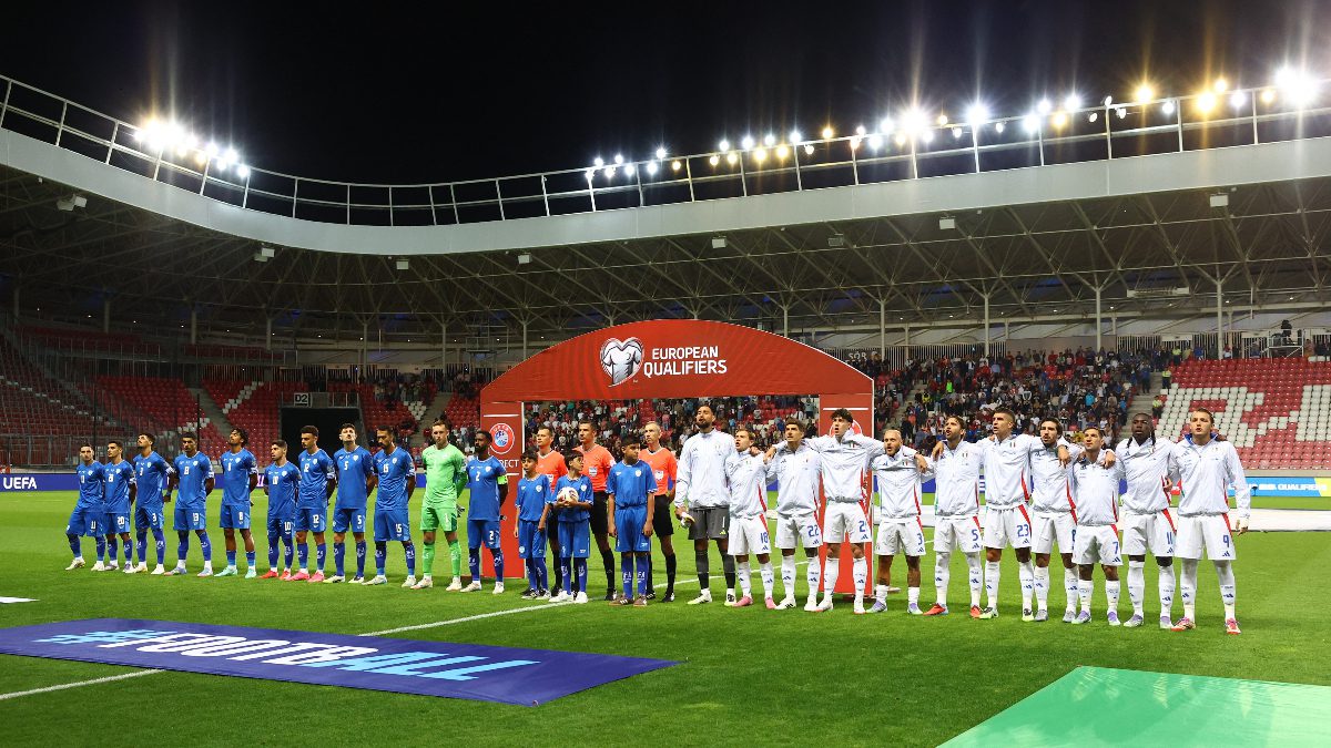 İtalyan taraftarlar, 2026 FIFA Dünya Kupası Avrupa Elemeleri maçında sahaya