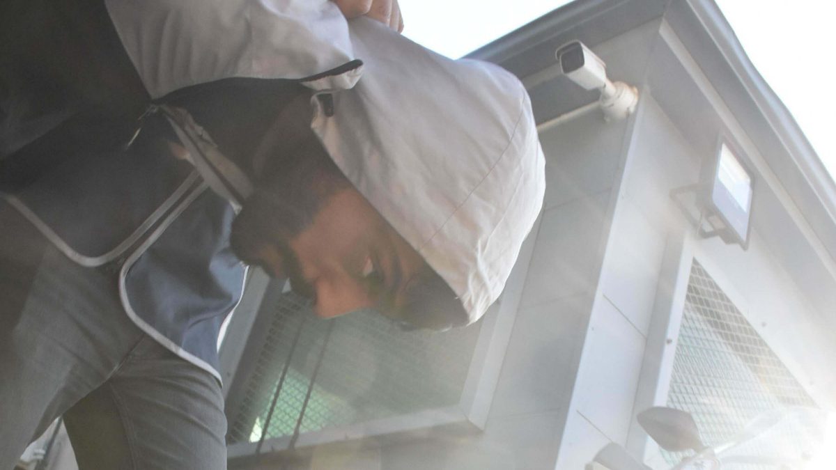 İzmir'de boşanma aşamasındaki eşini görüntülü arayıp 2 çocuğunun boğazına bıçak