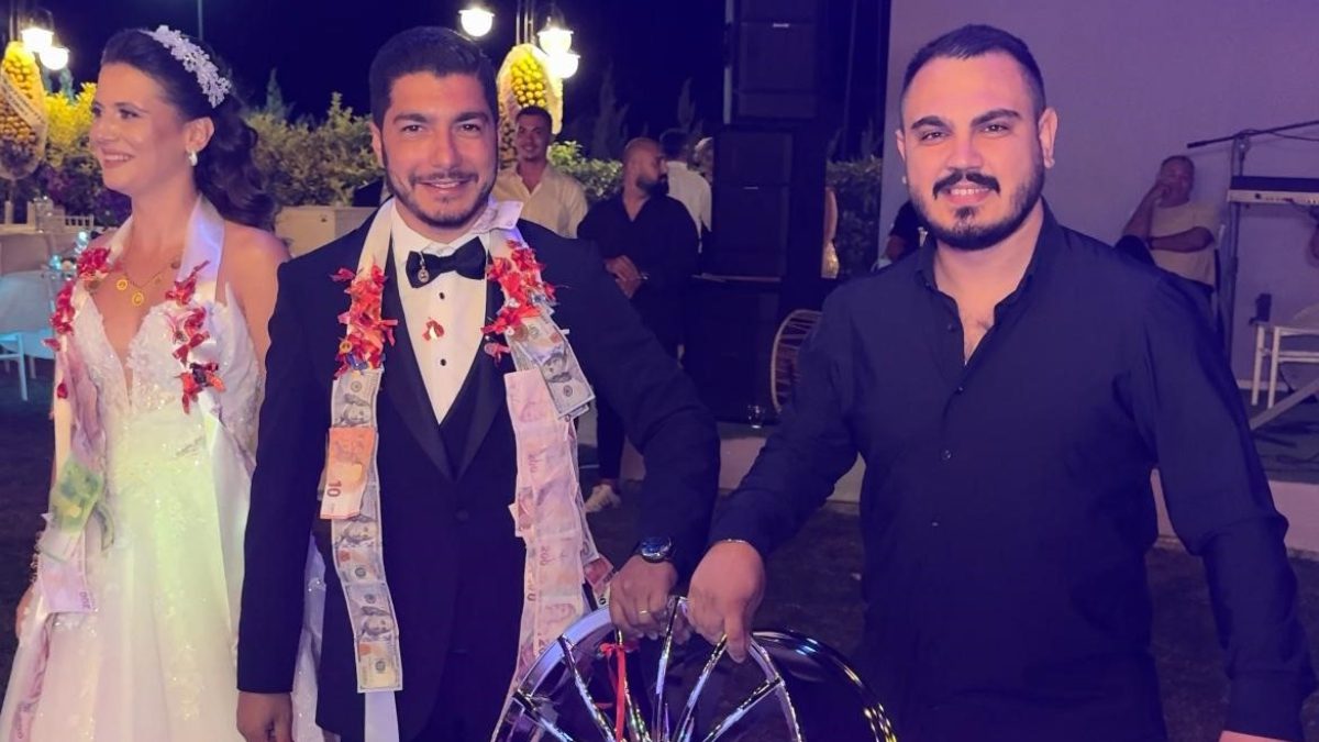 Çeşme'de bir düğünde, gelin ve damada geleneksel takı yerine sıra