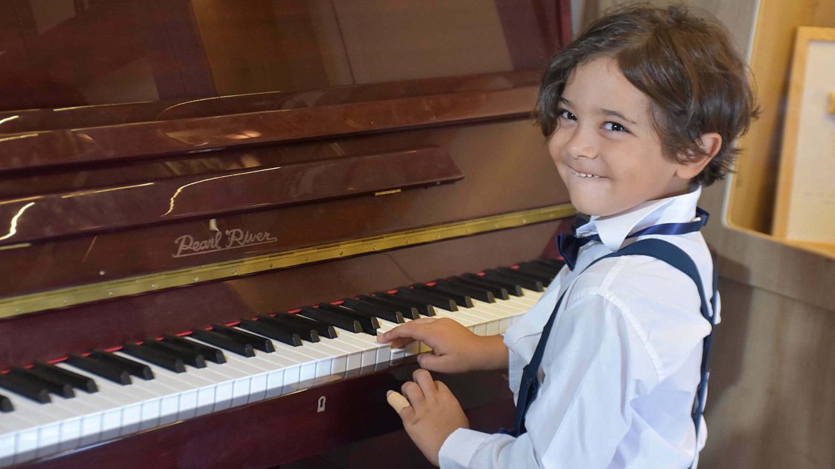 Seferihisar ilçesine bağlı kırsal Gölcük Mahallesi’nde yaşayan ve piyanoyla ilk