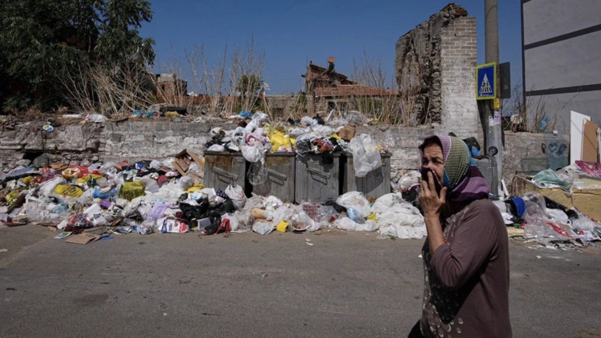 Kent genelinde belediye işçilerinin maaşları ödenmeyince hizmetler durdu, kentin sokakları