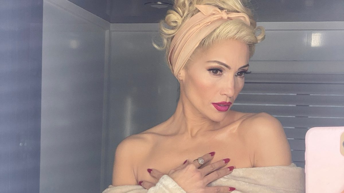 Yaptırdığı estetiklerle dikkat çeken isimlerden dünyaca ünlü isimlerden Jennifer Lopez,