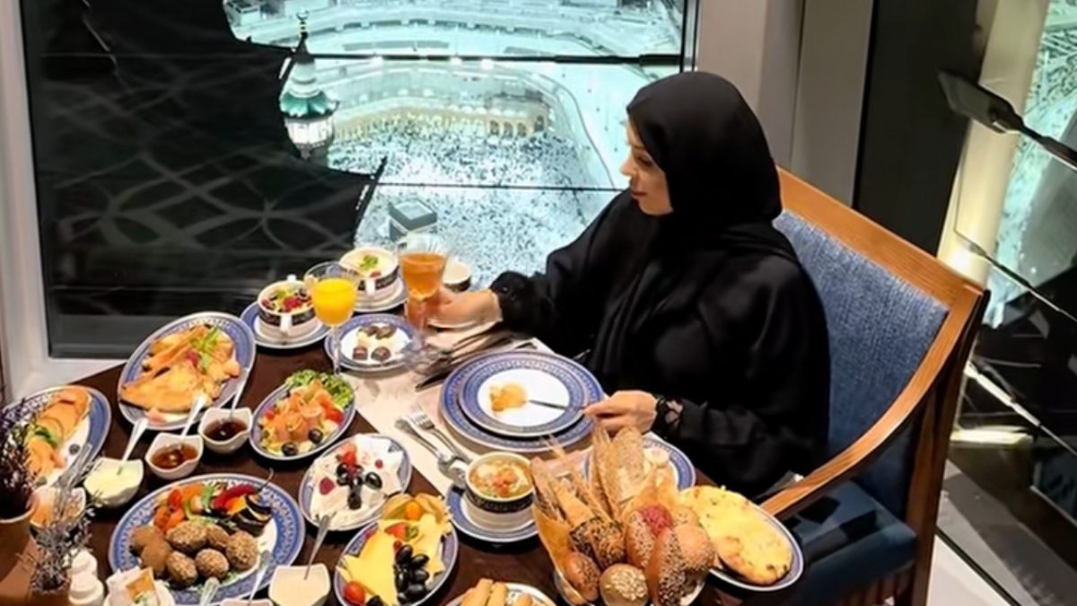 Kabe manzaralı otel odasında lüks kahvaltı masası çekimi yaparak TikTok'ta