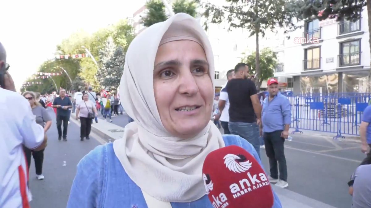 CHP'nin Ankara mitingine katılan bir başörtülü kadının "Kabe'de bol bol