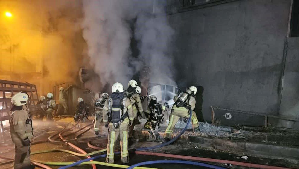 Kağıthane’de gece saatlerinde basım ve koli bandı deposu olarak kullanılan