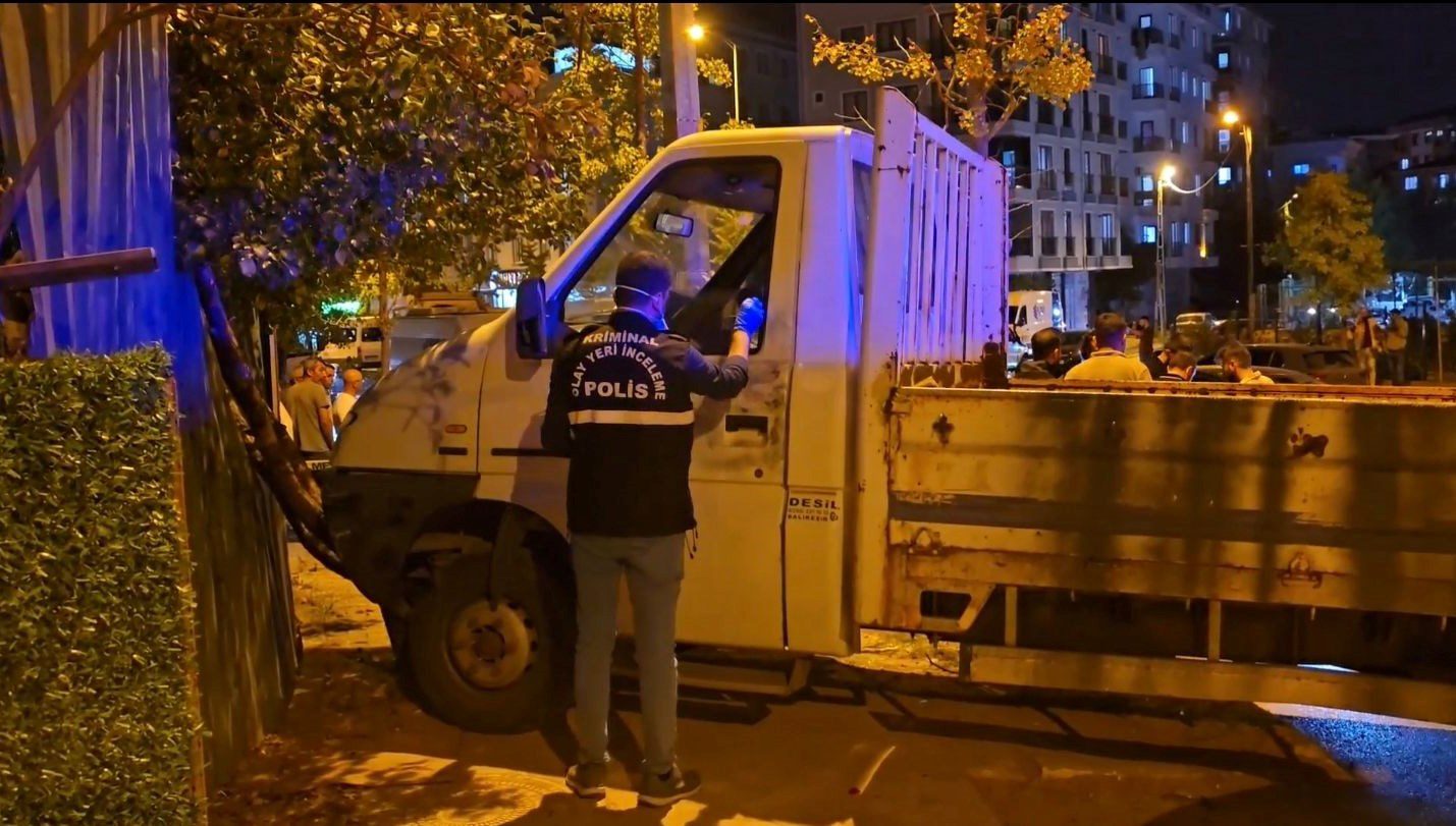 İstanbul Sultanbeyli'de bir kamyonete, önünü kesen araçtan çıkan kişilerce silahlı saldırı