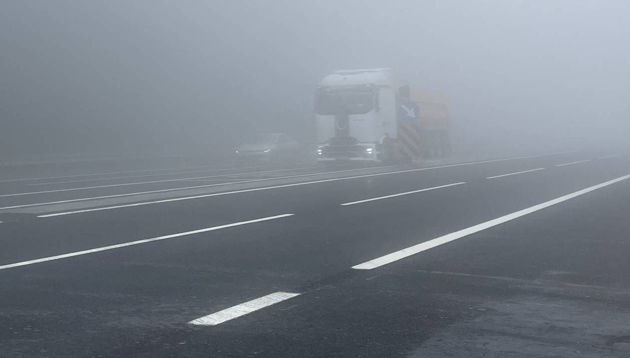 Bolu Dağı'nda etkili olan sis D-100 kara yolunda görüş mesafesini