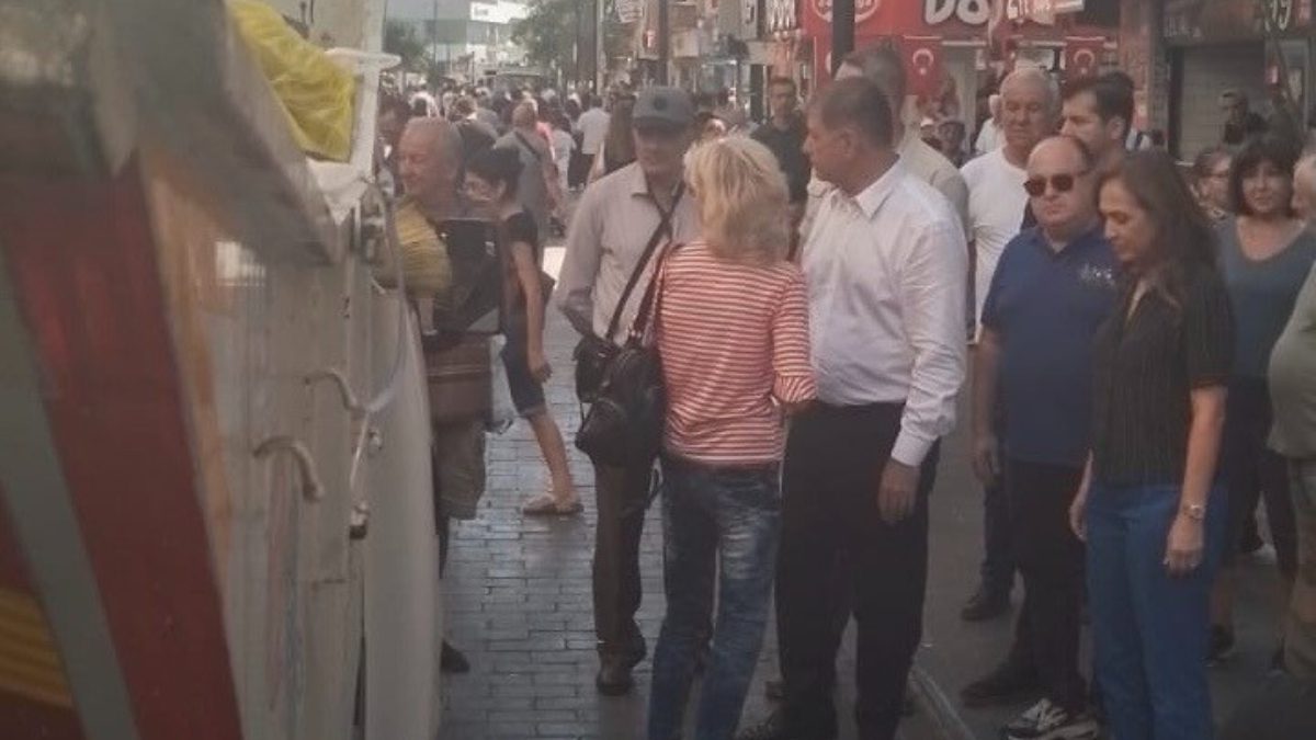 Karşıyaka'da işçilerin yeniden eyleme gitmesi üzerine sokaklarda çöp dağları oluşmaya