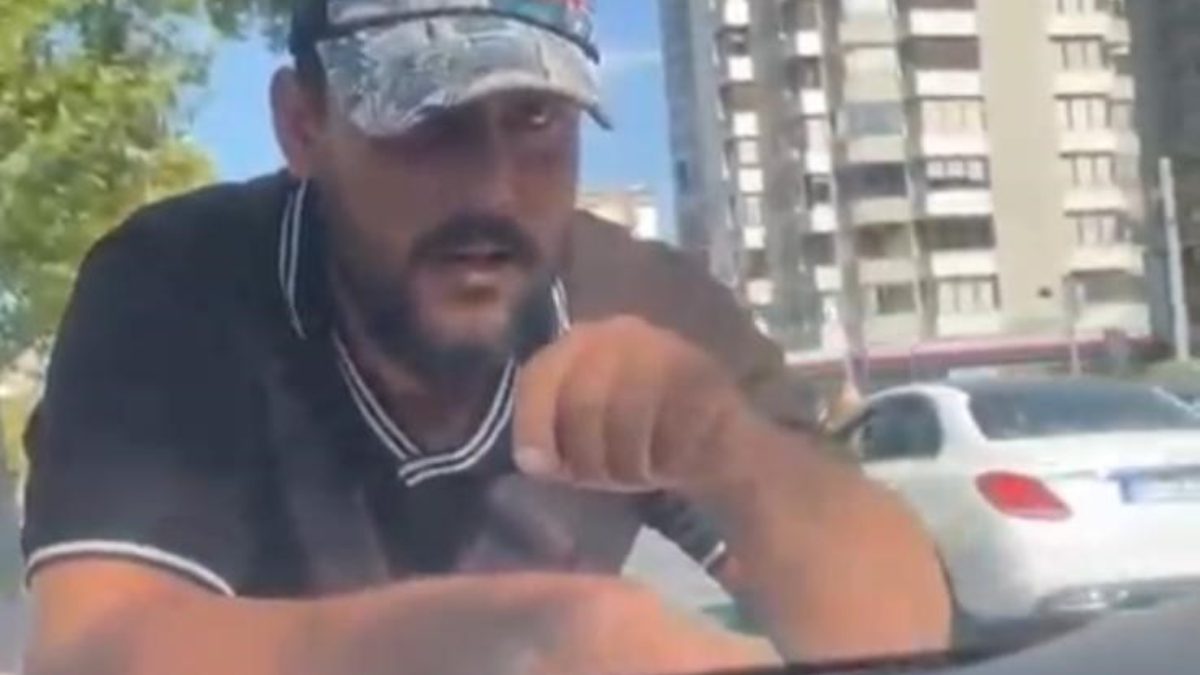 Melikgazi ilçesinde ışıkta bekleyerek cam silme bahanesiyle bir aracın kaputuna