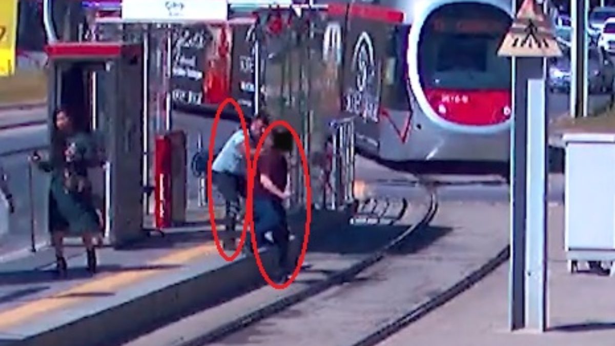 Kentte tramvayın geldiği fark etmeyip karşıya geçmek isteyen bir kişi,