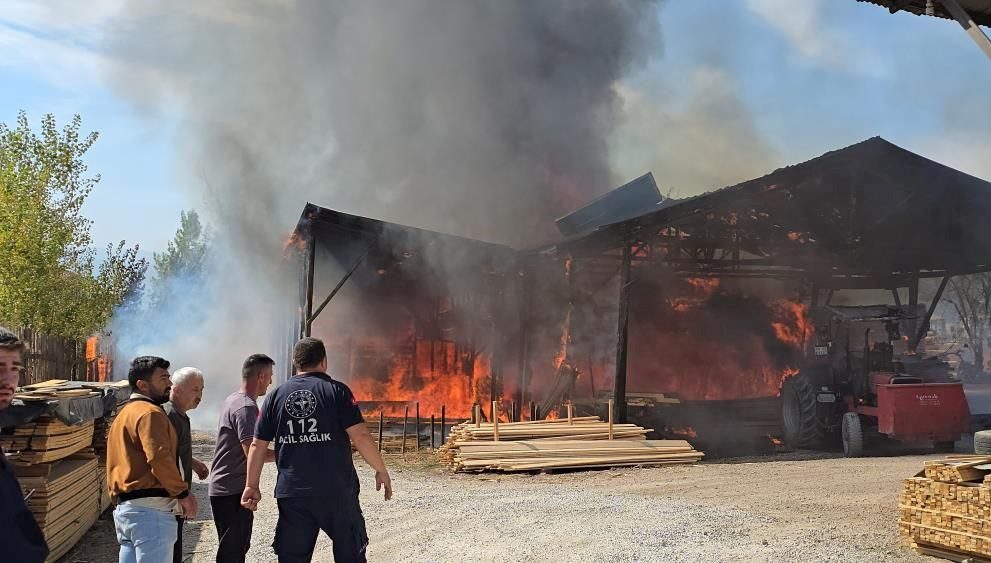Karabük'ün Safranbolu ilçesinde bir kereste fabrikasında yangın çıktı. Alevlerin fabrikayı
