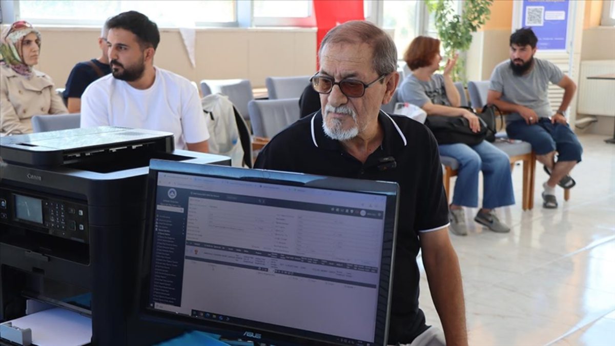 Emekli memur Necdet Canaslan, geç de olsa üniversite okuma hayalini