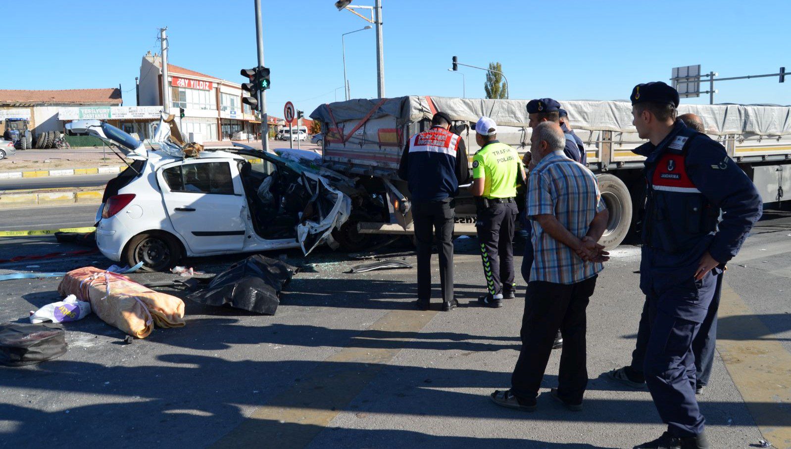 Aksaray'da kırmızı ışıkta bekleyen TIR'a arkadan çarpan otomobilin sürücüsü yaralandı.