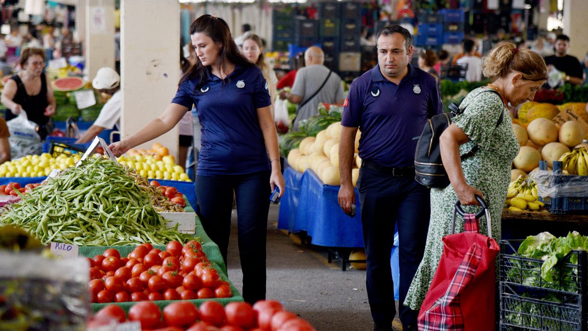 Evlerde kışlık konserve, salça, reçel ve turşu hazırlıklarıyla pazar alışverişi